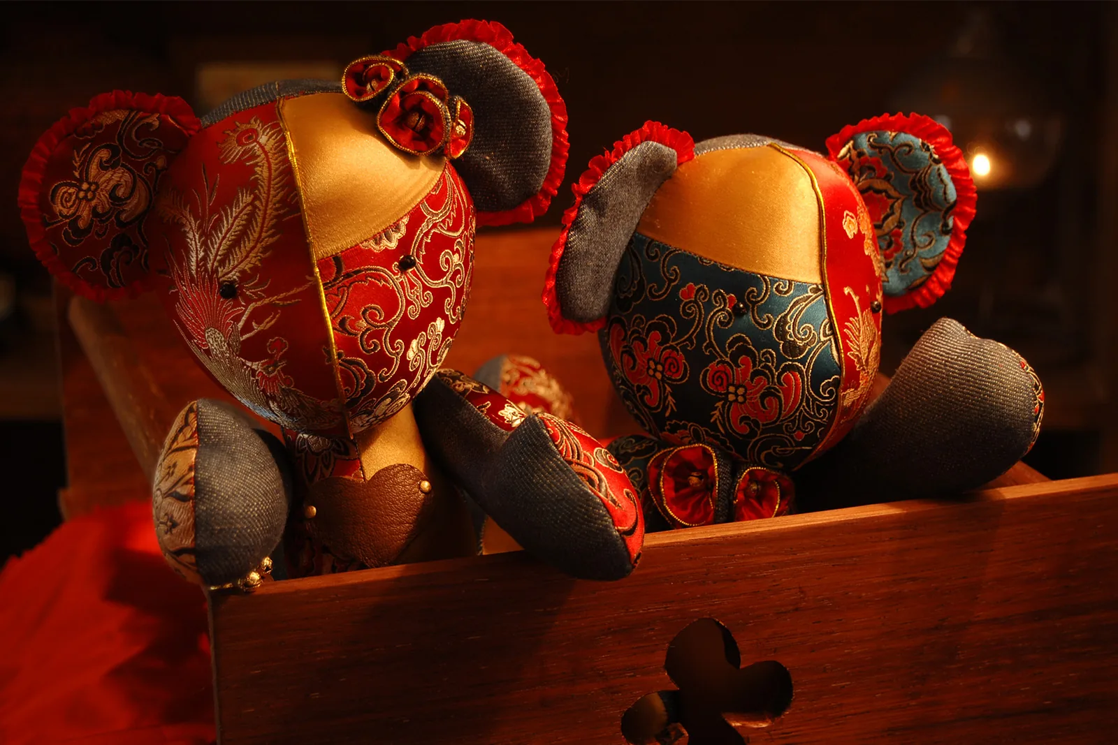 The Dragon & Phoenix Bear pair in its original setting